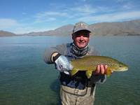 Fishing Lake Benmore en Nouvelle-Zelande